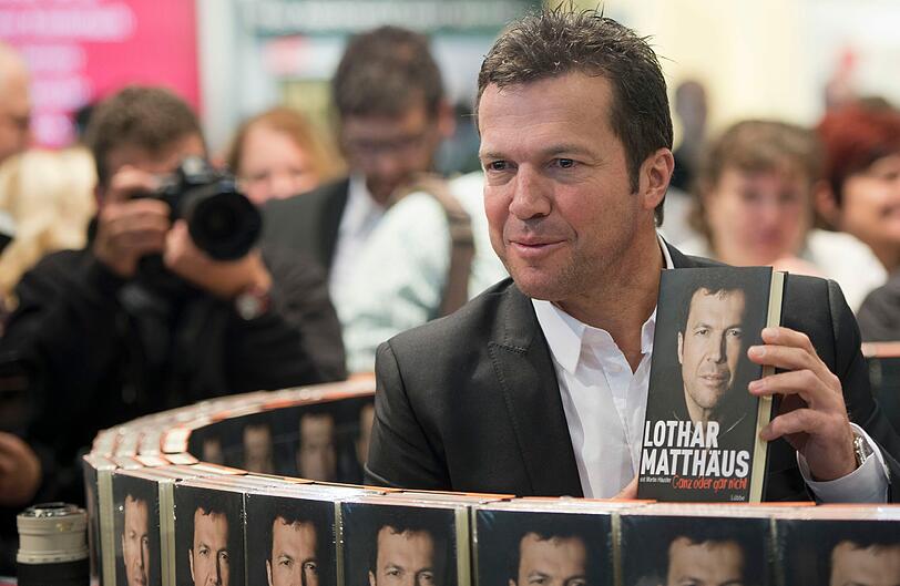 Rekordnationalspieler Lothar Matthäus hat am Donnerstag auf der Buchmesse seine Autobiografie &bdquo;Ganz oder gar nicht&ldquo; vorgestellt. Die Bilder aus Frankfurt.