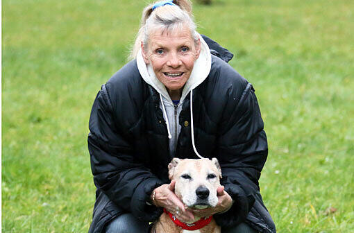 Tierschützerin Eveline Pianka mit Maggy. Der Mischling ist 17. Für große Hunde ist das ein hohes Alter.