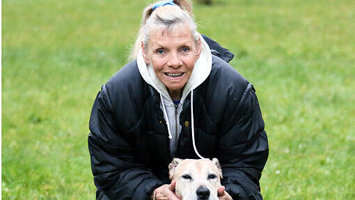 Tierschützerin Eveline Pianka mit Maggy. Der Mischling ist 17. Für große Hunde ist das ein hohes Alter. Tierschützerin Eveline Pianka mit Maggy. Der Mischling ist 17. Für große Hunde ist das ein hohes Alter.