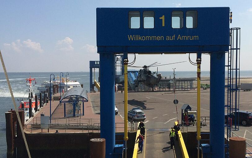 Das Fährschiff «Adler-Express» liegt am 04.06.2014 nach einer Kollision im Hafen der nordfriesischen Insel Amrum (Schleswig-Holstein). Das Fährschiff der Reederei Adler-Schiffe rammte beim Anlegen mit dem Bug den Anleger. Dabei wurden mehrere Menschen verletzt. Foto: Sebastian Engel