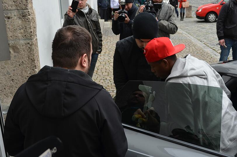 Um 11.50 Uhr kam David Alaba beim Bayern-Doc Müller-Wohlfahrt an. Auf Krücken humpelte er in die Praxis.