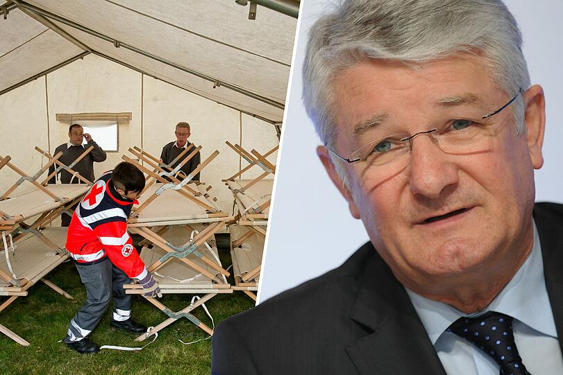 Mitarbeiter vom Bayerischen Roten Kreuz bauen Feldbetten in einer Notunterkunft für Flüchtlinge auf.  Laut BRK-Chef Theo Zellner brauch es noch mehr Helfer.