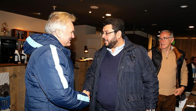 Speisten mit den Löwen-Spielern im Luxushotel Mandarin Oriental: 1860-Trainer Benno Möhlmann und Geldgeber Hasan Ismaik. Speisten mit den Löwen-Spielern im Luxushotel Mandarin Oriental: 1860-Trainer Benno Möhlmann und Geldgeber Hasan Ismaik.