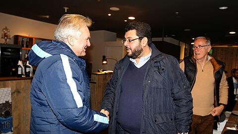 Speisten mit den Löwen-Spielern im Luxushotel Mandarin Oriental: 1860-Trainer Benno Möhlmann und Geldgeber Hasan Ismaik.