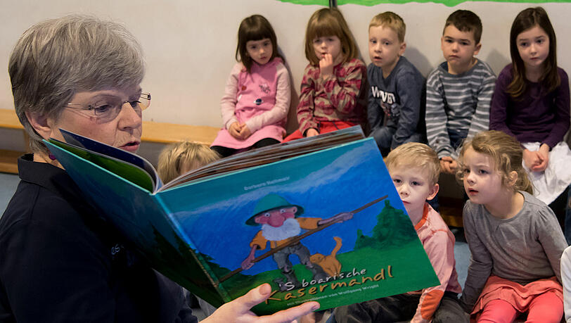 "Was is’n des?" Mit dem Kasermandel bringt Kinder-Pädagogin Erika Marschall den Kleinen aus dem Kindergarten St. Franz Xaver in Trudering Münchner Bairisch bei – noch sind die Blicke eher skeptisch. "Was is’n des?" Mit dem Kasermandel bringt Kinder-Pädagogin Erika Marschall den Kleinen aus dem Kindergarten St. Franz Xaver in Trudering Münchner Bairisch bei – noch sind die Blicke eher skeptisch.