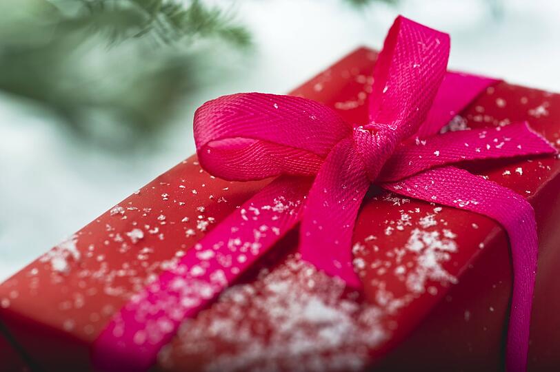 Paktebote und Geschenke in höchster Not: Ein Lieferdienst hatte sich bei Ramsau völlig verfranst und blieb dann auch noch mit dem Auto stecken.