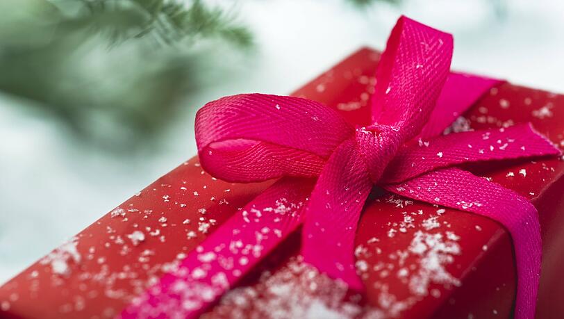 Paktebote und Geschenke in höchster Not: Ein Lieferdienst hatte sich bei Ramsau völlig verfranst und blieb dann auch noch mit dem Auto stecken. Paktebote und Geschenke in höchster Not: Ein Lieferdienst hatte sich bei Ramsau völlig verfranst und blieb dann auch noch mit dem Auto stecken.