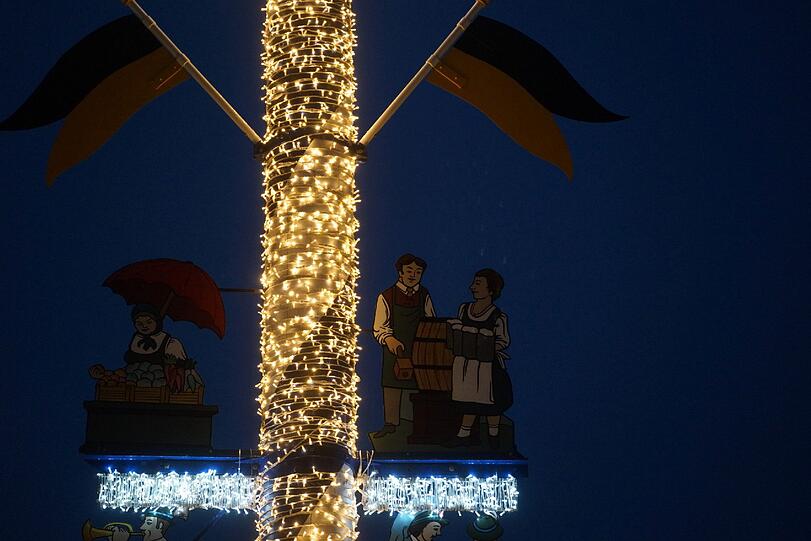 So hell leuchtet der Maibaum am Viktualienmarkt.