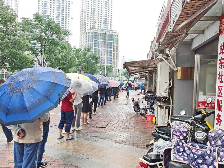 Schlangestehen für einen Corona-Test in Wuhan (Mitte Mai).