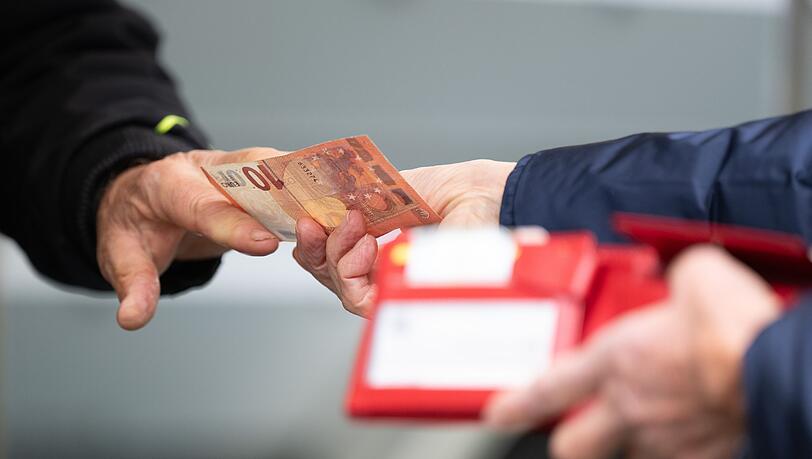 Je höher die Inflationsrate, umso geringer die Kaufkraft der Menschen: Sie können sich für einen Euro dann weniger leisten.