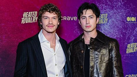 Connor Storrie (l.) und Hudson Williams spielen in "Heated Rivalry" zwei rivalisierende Eishockeyspieler, die sich ineinander verlieben.