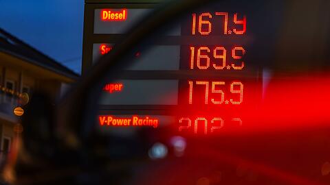 W&auml;hrend Strom und Gas erschwinglicher wurden, mussten Autofahrer an der Tankstelle f&uuml;r Sprit tiefer in die Tasche greifen. (Symbolbild)