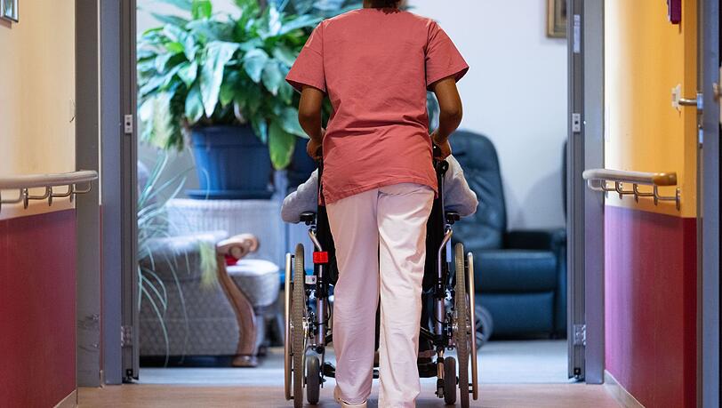 Der Gesundheitsbereich gehört zu den ganz wenigen Wirtschaftszweigen, in denen noch neue Jobs entstehen. (Symbolbild) Der Gesundheitsbereich gehört zu den ganz wenigen Wirtschaftszweigen, in denen noch neue Jobs entstehen. (Symbolbild)