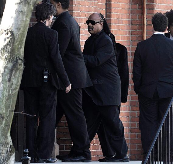Stevie Wonder auf Houstons Beerdigung