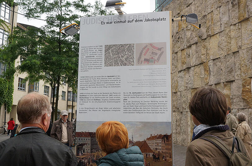 Zeittafeln erklärten den Besuchern die Geschichte des Jakobsplatz.