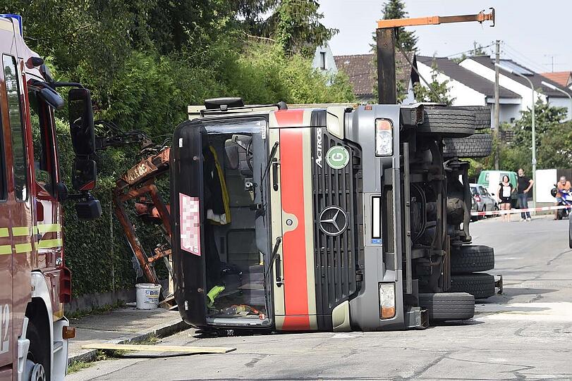Aufgrund von Unachtsamkeit seitens des Fahrers kippte ein Lkw um.