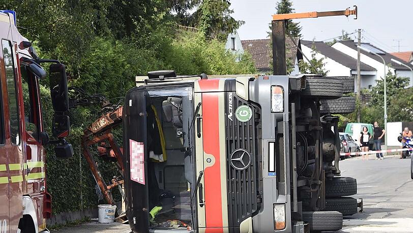 Aufgrund von Unachtsamkeit seitens des Fahrers kippte ein Lkw um. Aufgrund von Unachtsamkeit seitens des Fahrers kippte ein Lkw um.