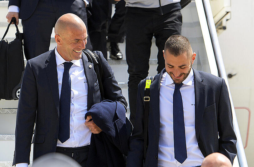Gelandet: Real Madrids französischer Cheftrainer Zinedine Zidane (links) und der französische Angreifer Karim Benzema bei ihrer Ankunft auf dem Mailänder Flughafen.