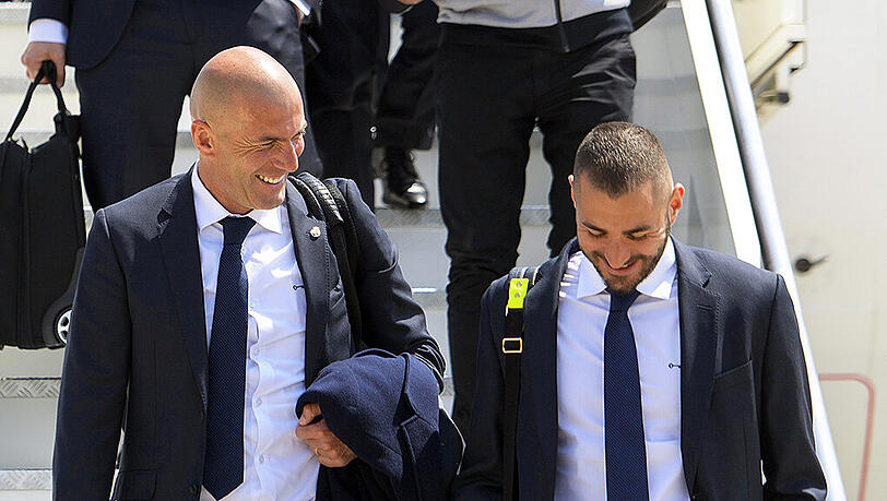 Gelandet: Real Madrids französischer Cheftrainer Zinedine Zidane (links) und der französische Angreifer Karim Benzema bei ihrer Ankunft auf dem Mailänder Flughafen. Gelandet: Real Madrids französischer Cheftrainer Zinedine Zidane (links) und der französische Angreifer Karim Benzema bei ihrer Ankunft auf dem Mailänder Flughafen.