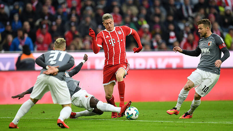 ROBERT LEWANDOWSKI NOTE 1:
Hat er sein Haar nun blond oder grau gefärbt? Irgendwas dazwischen. Klar ist: Lewy bleibt auf Rekordjagd. Seine Treffer zum 2:0 und 3:0 waren die Saisontore 12 und 13, er hat jetzt 18 Tore in 13 Liga-Spielen gegen Augsburg erzielt. Und: Ein Tor in jedem der ersten sechs Heimspiele einer Saison schaffte vor Lewandowski nur Gerd Müller.