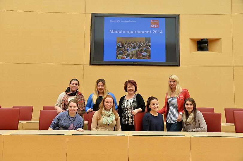 Die jungen Frauen besuchen den Landtag.