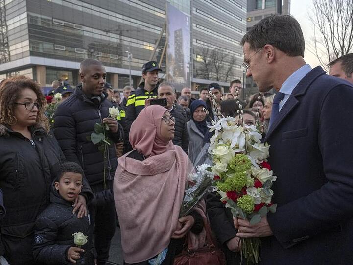 Der niederländische Ministerpräsident Mark Rutte nimmt an einem Schweigemarsch in Utrecht teil.