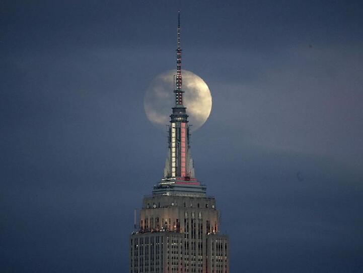 Am Empire State Building findet eine Lichtshow statt, die auf Shawn Mendes' Song "If I Can't Have You" abgestimmt ist.