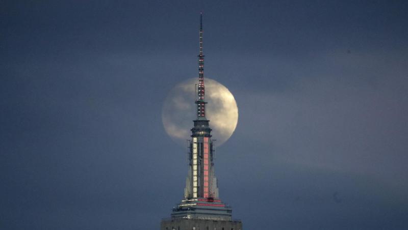 Am Empire State Building findet eine Lichtshow statt, die auf Shawn Mendes' Song "If I Can't Have You" abgestimmt ist.