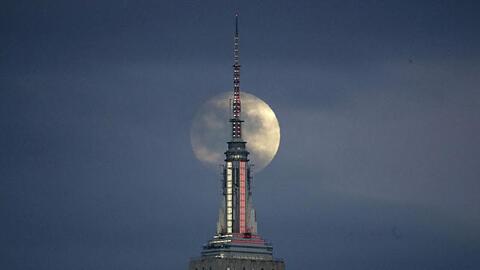 Am Empire State Building findet eine Lichtshow statt, die auf Shawn Mendes' Song "If I Can't Have You" abgestimmt ist.