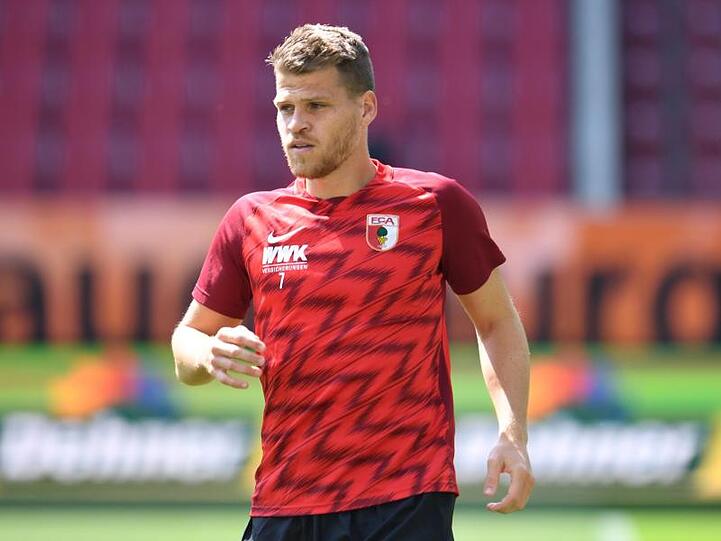 Florian Niederlechner vom FC Augsburg während eines Spiels in Aktion. Foto: Tobias Hase/dpa - Pool/dpa