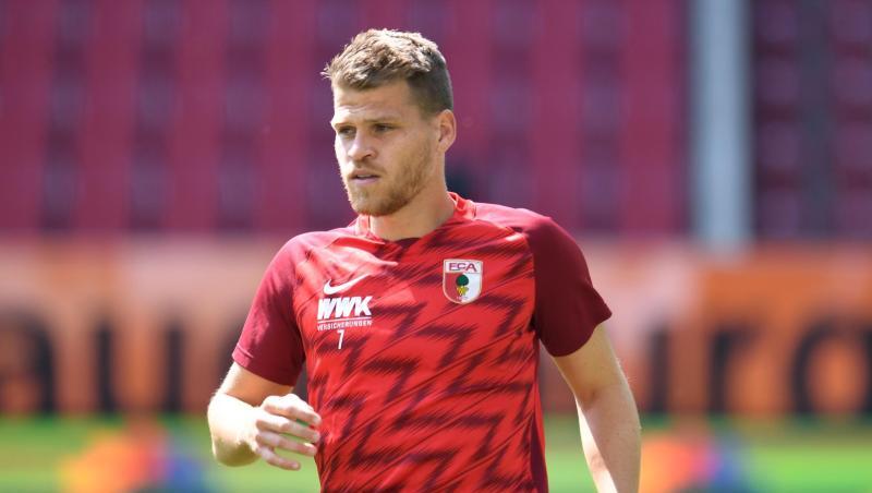 Florian Niederlechner vom FC Augsburg während eines Spiels in Aktion. Foto: Tobias Hase/dpa - Pool/dpa Florian Niederlechner vom FC Augsburg während eines Spiels in Aktion. Foto: Tobias Hase/dpa - Pool/dpa