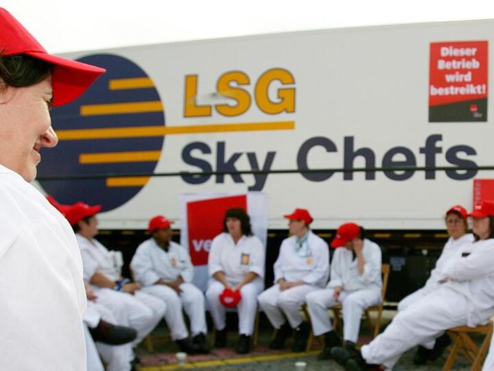 Mitarbeiter der Lufthansa-Catering-Firma "LSG Sky Chefs" sitzen während eines Streiks auf dem Gelände der Firma auf dem Flughafen Düsseldorf International (Archiv).