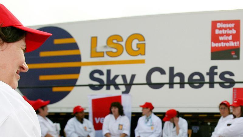 Mitarbeiter der Lufthansa-Catering-Firma "LSG Sky Chefs" sitzen während eines Streiks auf dem Gelände der Firma auf dem Flughafen Düsseldorf International (Archiv). Mitarbeiter der Lufthansa-Catering-Firma "LSG Sky Chefs" sitzen während eines Streiks auf dem Gelände der Firma auf dem Flughafen Düsseldorf International (Archiv).