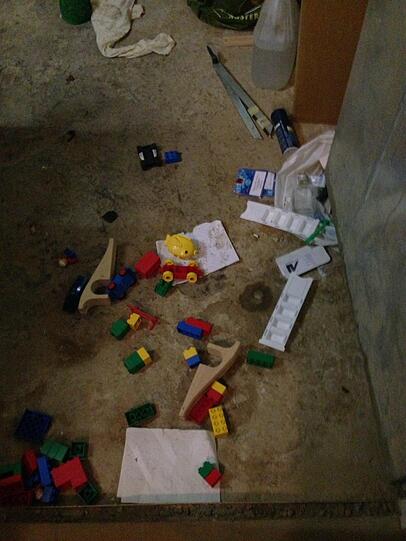 Fixerspritzen liegen im Keller.