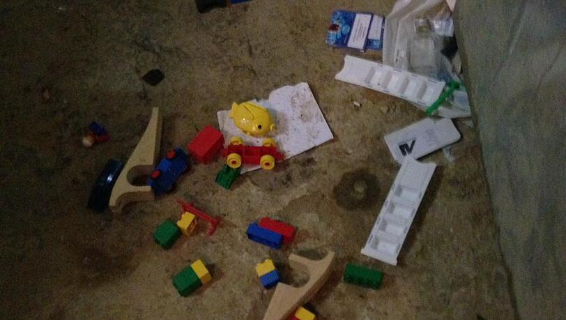 Fixerspritzen liegen im Keller. Fixerspritzen liegen im Keller.