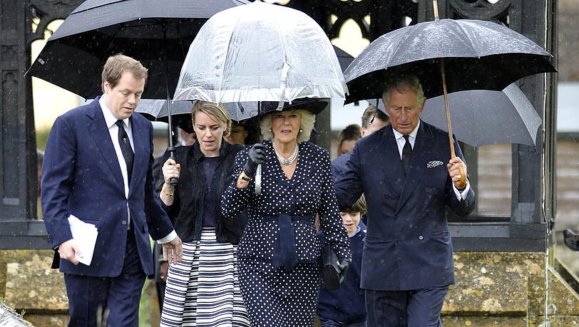 Herzogin Camilla mit ihren Sohn Tom Parker-Bowles (li.), Tochter Laura Lopes und Ehemann Prinz Charles (re.)