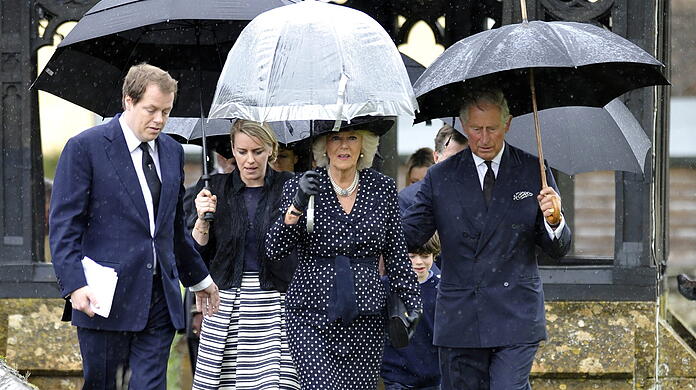 Herzogin Camilla mit ihren Sohn Tom Parker-Bowles (li.), Tochter Laura Lopes und Ehemann Prinz Charles (re.)