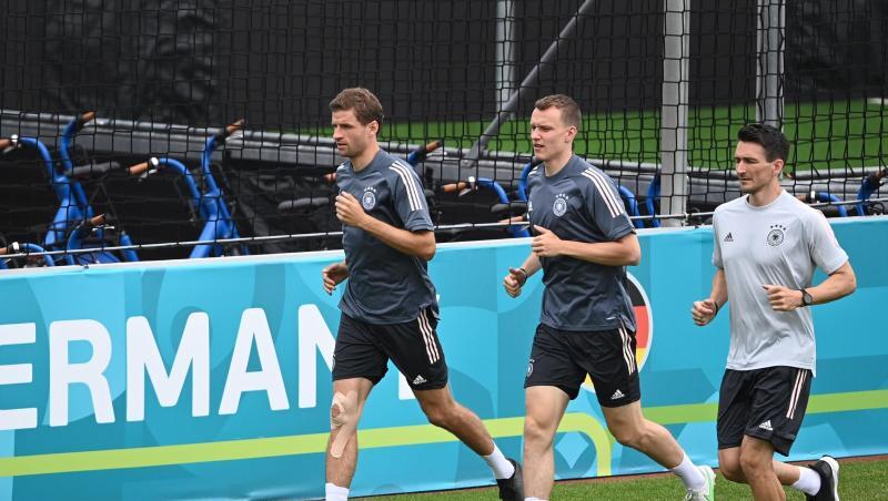 Thomas Müller (l) versuchte sich mit dem ebenfalls angschlagenen Lukas Klostermann (M.) an einer Laufeinheit.