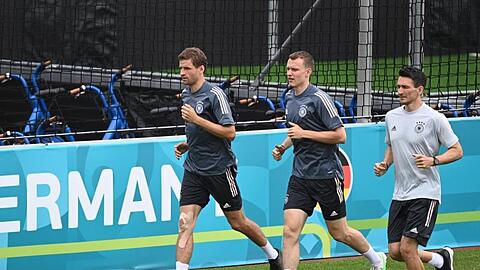 Thomas Müller (l) versuchte sich mit dem ebenfalls angschlagenen Lukas Klostermann (M.) an einer Laufeinheit.