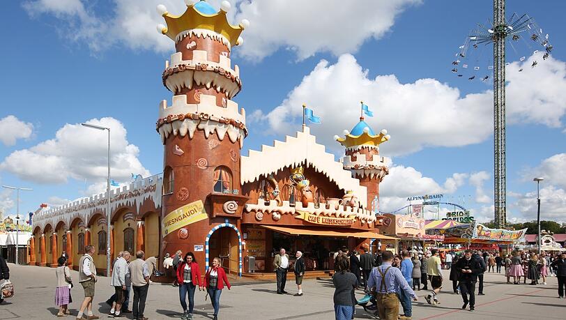 Wie ein Zuckerschloss sieht das Zelt von außen aus.