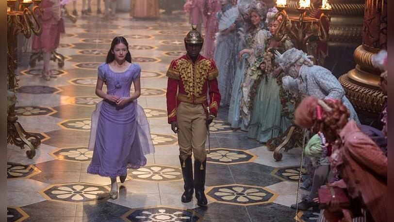 "Der Nussknacker und die vier Reiche": Clara Stahlbaum (Mackenzie Foy) wird von Hauptmann Phillip Hoffman (Jayden Fowora-Knight) ins Schloss begleitet.