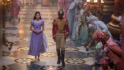 "Der Nussknacker und die vier Reiche": Clara Stahlbaum (Mackenzie Foy) wird von Hauptmann Phillip Hoffman (Jayden Fowora-Knight) ins Schloss begleitet.