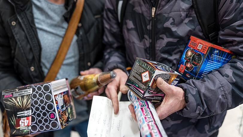Am Montag startet der Verkauf von Silvesterfeuerwerk offiziell. (Archivbild)