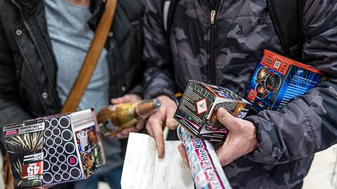 Am Montag startet der Verkauf von Silvesterfeuerwerk offiziell. (Archivbild)