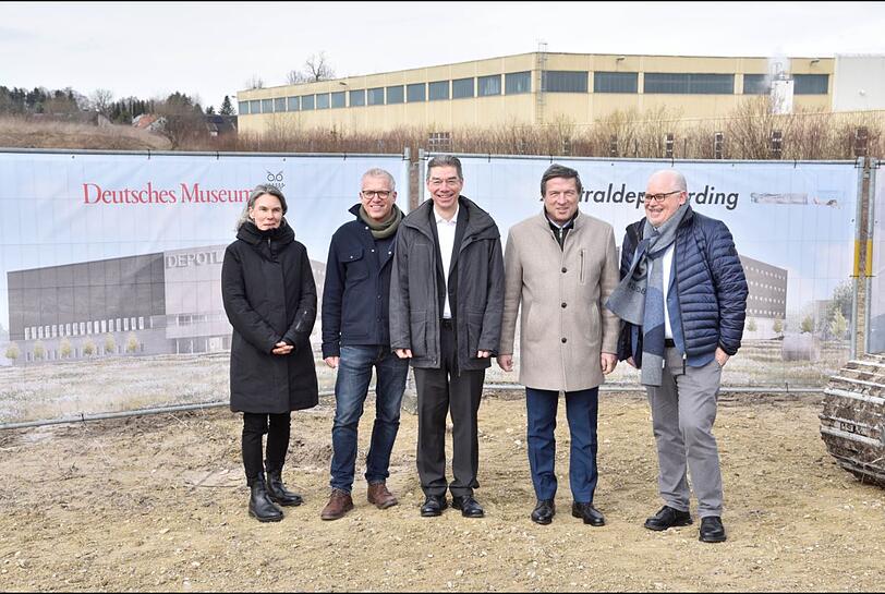 Auf dem Baugrund: Katja Pütter (LRO), Wolfgang Müller (Georg Reisch GmbH), Generaldirektor Michael Decker, Erdings Oberbürgermeister Max Gotz und der kaufmännische Direktor des Museums Henrik Häcker. Auf dem Baugrund: Katja Pütter (LRO), Wolfgang Müller (Georg Reisch GmbH), Generaldirektor Michael Decker, Erdings Oberbürgermeister Max Gotz und der kaufmännische Direktor des Museums Henrik Häcker.