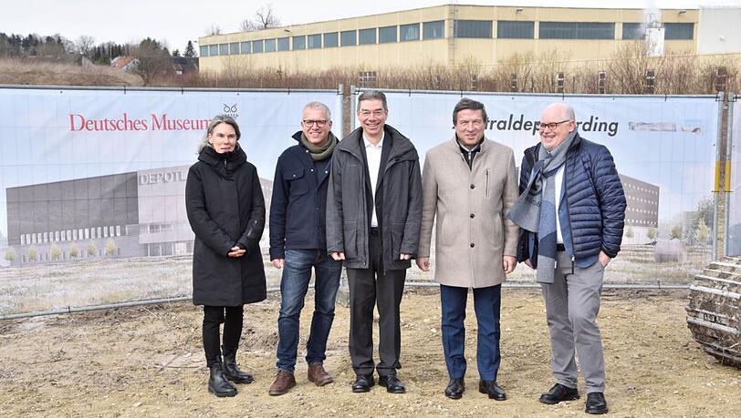 Auf dem Baugrund: Katja P&uuml;tter (LRO), Wolfgang M&uuml;ller (Georg Reisch GmbH), Generaldirektor Michael Decker, Erdings Oberb&uuml;rgermeister Max Gotz und der kaufm&auml;nnische Direktor des Museums Henrik H&auml;cker.