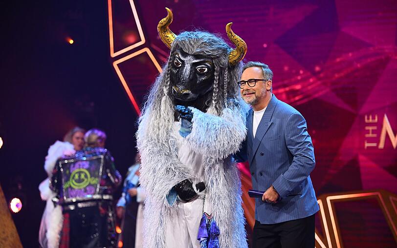 Pokal-Panne! Kurz vor der Demaskierung des "The Masked Singer"-Siegers Fernando El Toro wurde Moderator Matthias Opdenhövel (rechts) zum "Demolition Man" und schrottete den Siegerpokal. Pokal-Panne! Kurz vor der Demaskierung des "The Masked Singer"-Siegers Fernando El Toro wurde Moderator Matthias Opdenhövel (rechts) zum "Demolition Man" und schrottete den Siegerpokal.