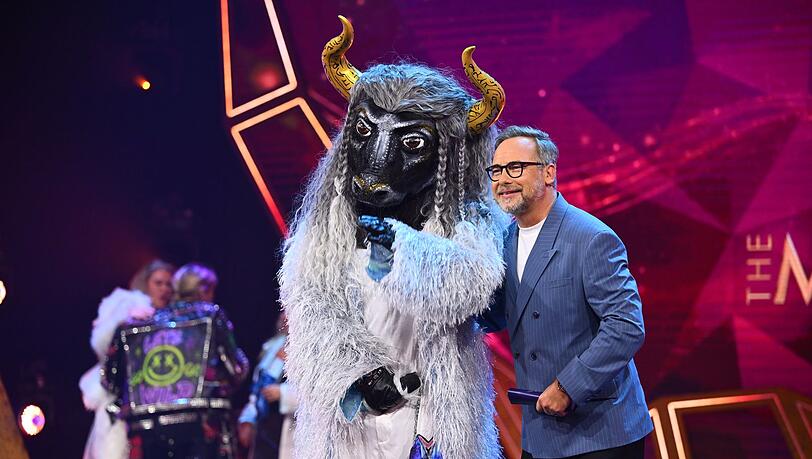 Pokal-Panne! Kurz vor der Demaskierung des "The Masked Singer"-Siegers Fernando El Toro wurde Moderator Matthias Opdenhövel (rechts) zum "Demolition Man" und schrottete den Siegerpokal. Pokal-Panne! Kurz vor der Demaskierung des "The Masked Singer"-Siegers Fernando El Toro wurde Moderator Matthias Opdenhövel (rechts) zum "Demolition Man" und schrottete den Siegerpokal.