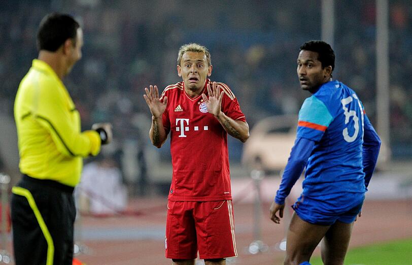 Bayern München hat ein Testspiel gegen die Nationalmannschaft von Indien leicht und locker mit 4:0 (4:0) gewonnen. Gomez, Schweinsteiger und Müller trafen für die Münchner. Die Bilder vom Spiel!