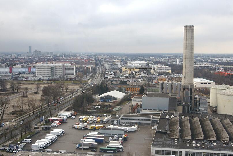 Gigantisch: Dieses Gefährt lässt das Wiesn-Riesenrad winzig aussehen.
